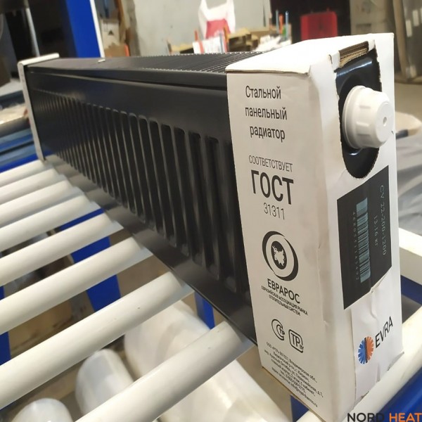 Панельный радиатор Evra Ventil Compact (тип 33 высота 200 мм длина 3000 мм) нижнее 1/2