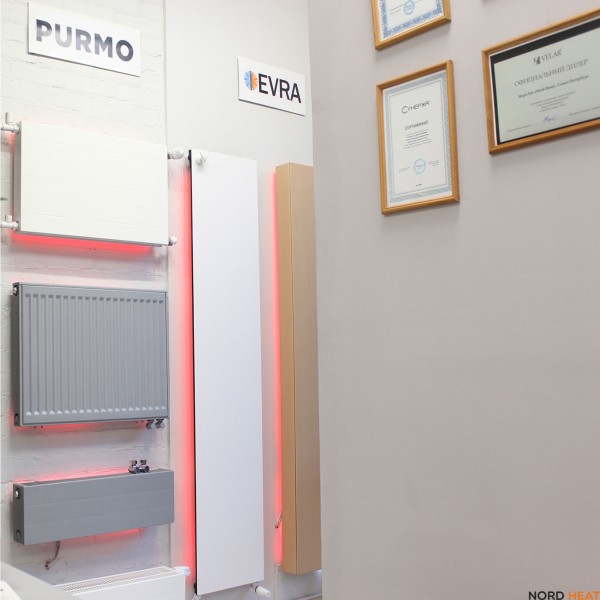 Панельный радиатор Plan Ventil Compact (тип 21 высота 200 мм длина 1600 мм) нижнее 1/2