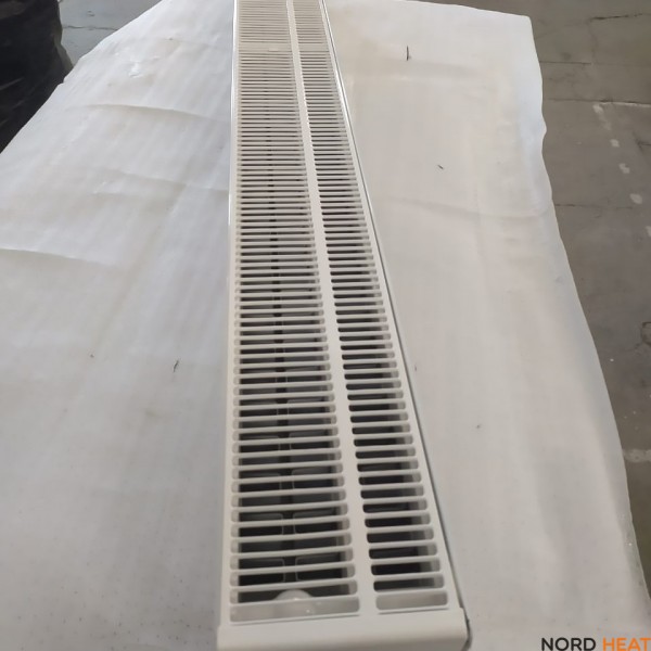 Панельный радиатор Plan Ventil Compact (тип 21 высота 200 мм длина 900 мм) нижнее 1/2