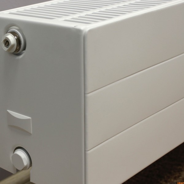 Панельный радиатор Ramo Ventil Compact (тип 22 высота 200 мм длина 1800 мм) нижнее 1/2