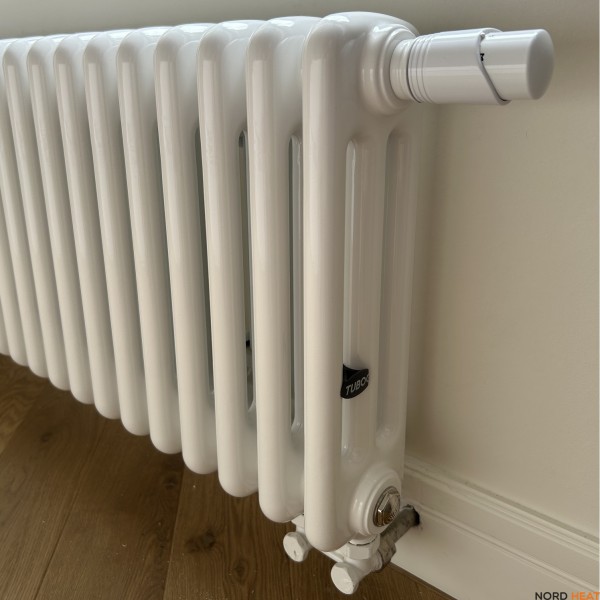 Трубчатый радиатор Rifar Tubog 3037 18 секц. DV1 (3 трубки высота 365 мм 18 секций длина 828 мм) нижнее 3/4" с вентилем RAL 9016 белый Трубчатый радиатор Rifar Tubog 3037 18 секц. DV1 (3 трубки высота 365 мм 18 секций длина 828 мм) нижнее 3/4" с вентилем RAL 9016 белый